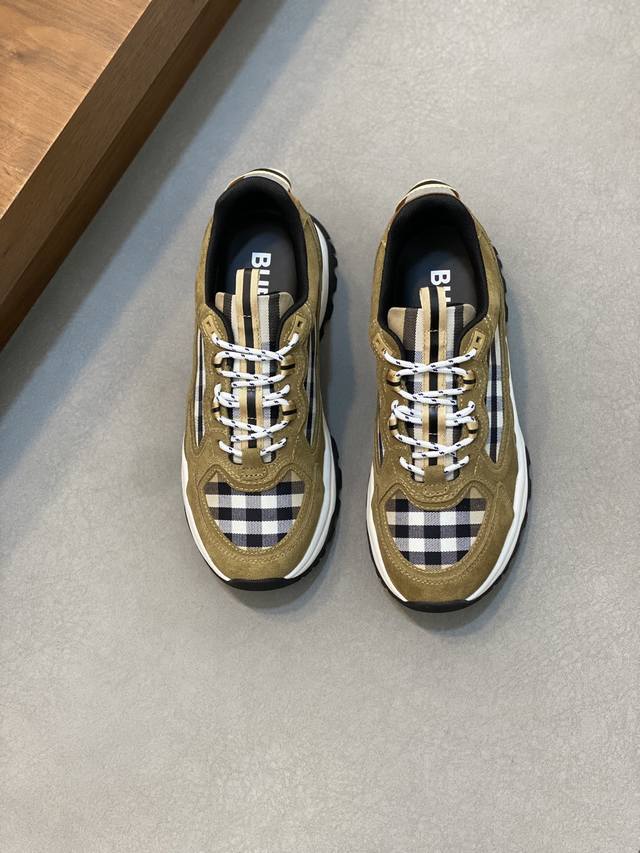 Burberry巴宝莉2024Ss男士经典低帮厚底运动鞋，头层牛皮打造，装饰焕新的品牌徽标 头层牛皮垫脚，鞋跟饰有 Burberry 字母压花徽标，Tpu原版大
