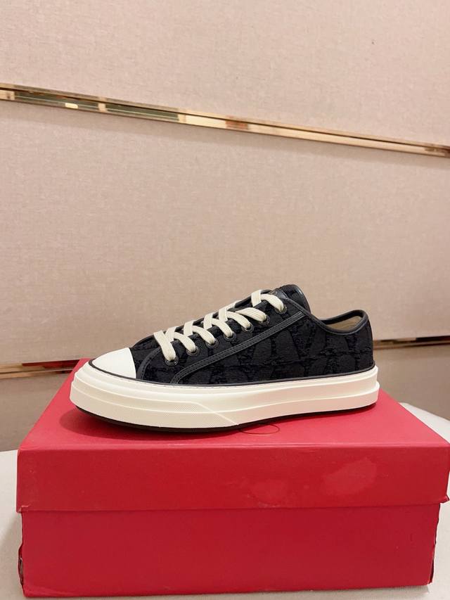 工厂价: Valentino 华伦天奴原版复刻货来袭超多网红明星上脚图正品香港5500港币购回各个部位都是正品开模、拒绝看图做货鞋面采用头层大粒纹牛皮 内里水染