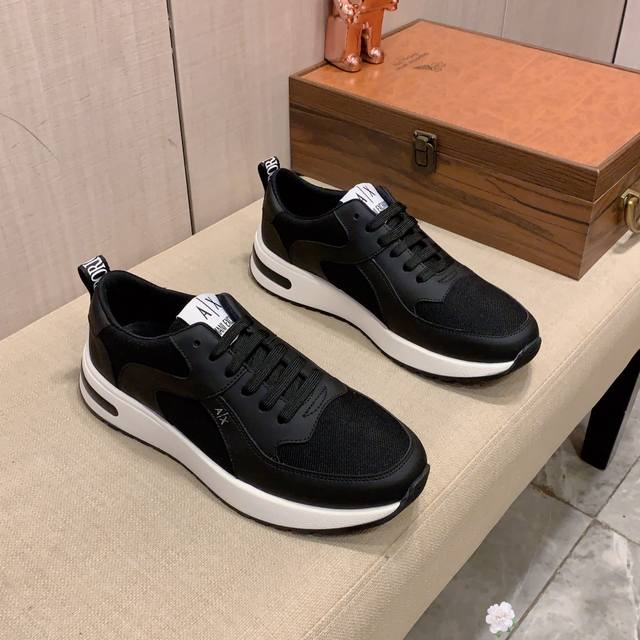 新款: 厂价: 阿玛尼armani* 最新爆款休闲鞋，顶端品牌奢侈～代购，顶级～质量 鞋面選用进口透气牛皮搭配材质透气羊皮里 精细做工 原版个性时尚柔软橡膠耐磨