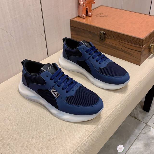 新款: 厂价: Boss* 最新爆款休闲鞋，顶端品牌奢侈～代购，顶级～质量 鞋面選用进口透气牛皮搭配材质透气羊皮里 精细做工 原版个性时尚柔软橡膠耐磨防滑大底，