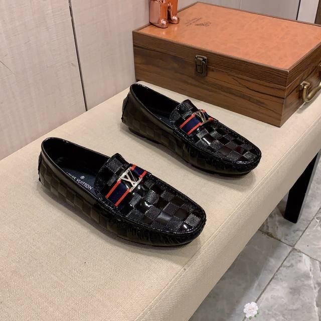豆豆新款: 厂价: Lv* 最新爆款驾车豆豆鞋，顶端品牌奢侈～代购，顶级～质量 鞋面選用进口透气牛皮搭配材质透气羊皮垫脚 精细做工 原版个性时尚柔软橡膠耐磨防滑