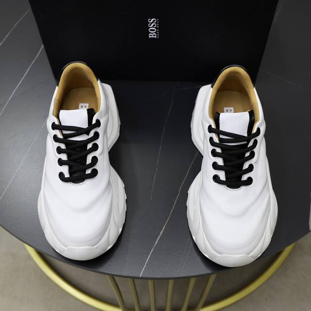 出厂价：品牌：Boos标准码：38–44 45可订做等级：官网同款材料：原厂皮料压纹 舒适牛皮内里 轻便原版柔软耐磨大底款式类别：男士时尚休闲鞋靴 跑步 运动鞋
