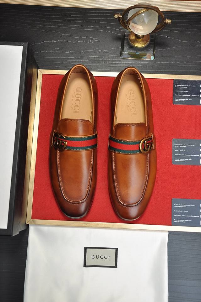 出厂价 意大利顶级奢侈男鞋巨头 Gucci 古奇 全牛皮内里 新款报到原汁原味的欧式风格 赏心悦目为了让鞋子更加耐用不变形制作继续沿用传统做法 但仍然不乏创新皮