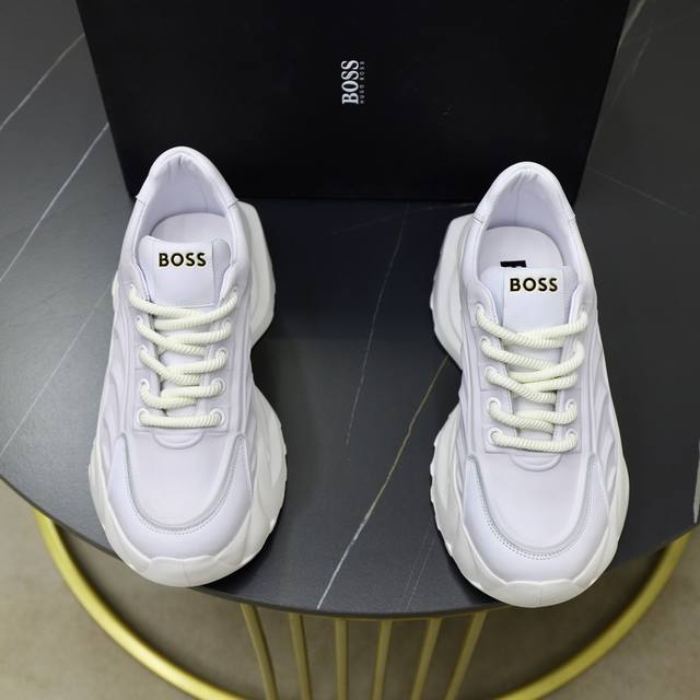出厂价：品牌：Boos标准码：38–44 45可订做等级：官网同款材料：原厂皮料压纹 舒适牛皮内里 轻便原版柔软耐磨大底款式类别：男士时尚休闲鞋靴 跑步 运动鞋