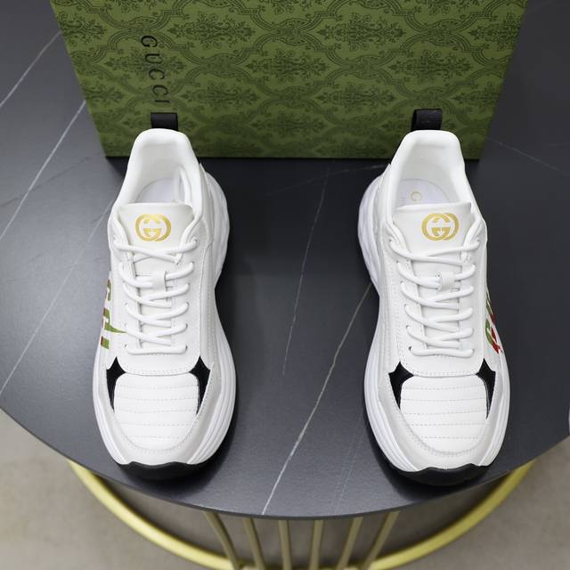 出厂价：品牌：古奇gucci标准码：38-44 45订做等级：官网同款材料：原版面料 舒适羊皮内里 增高轻便耐磨柔软大底款式类别：男士时尚休闲鞋 跑步 运动鞋