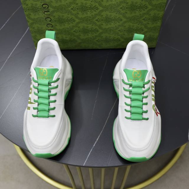 出厂价：品牌：古奇gucci标准码：38-44 45订做等级：官网同款材料：原版面料 舒适羊皮内里 增高轻便耐磨柔软大底款式类别：男士时尚休闲鞋 跑步 运动鞋