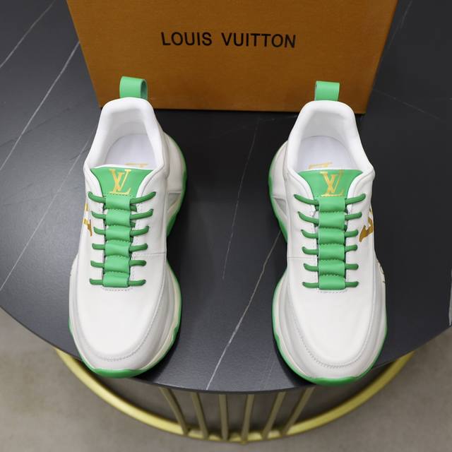 出厂价：品牌：Lv路易威登标准码：38-44 45订做等级：官网同款材料：原版面料 舒适羊皮内里 增高轻便耐磨柔软大底款式类别：男士时尚休闲鞋 跑步 运动鞋 尊