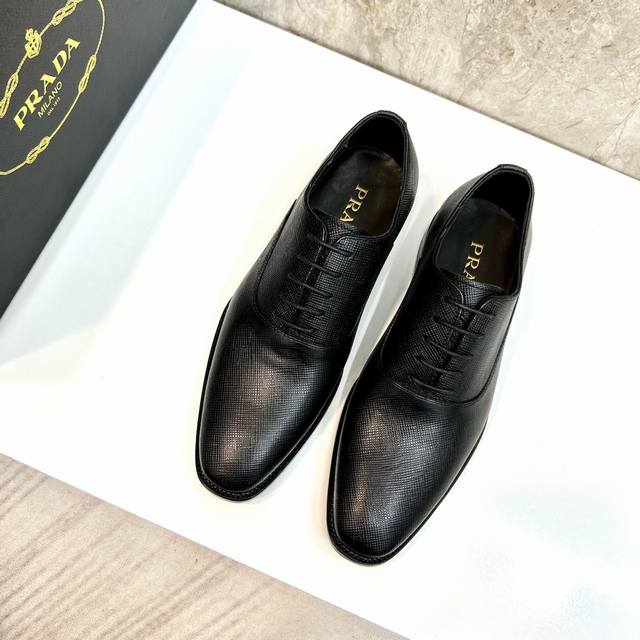原版真皮大底品牌：Prada 普拉达标准码：男码38 44 45 46定做等级：原单品质材料：原版小牛皮 水染牛皮内里 原版真皮大底款式类别：男士时尚休闲皮鞋颜