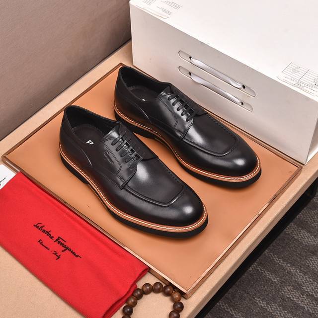 出厂价 菲拉格慕. 男士商务休闲皮鞋，顶级牛货.1:1出货奢华尊贵全部采用进口原版品牌皮料，只为打造更为舒适的穿着体验，鞋面：原版开边珠牛皮顶级进口水染全牛里，