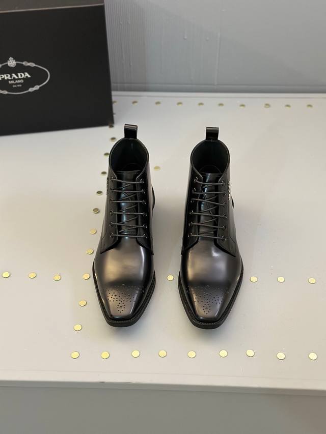 Prada 普拉达 新款男士高帮系带休闲运动鞋进口纳帕牛皮鞋面 鞋面缝线层次设计感 轻盈透气 柔软舒适 鞋舌及侧面饰以prada字母徽章 颇具与众不同的运动风范