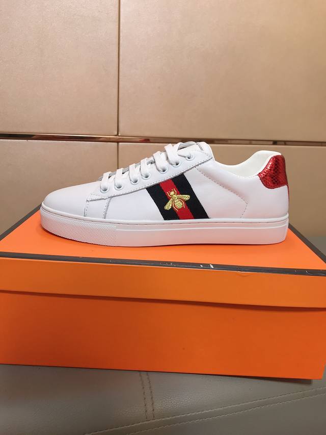 出厂价 古奇gucci 男士经典新品休闲小白鞋，男款潮牌，鞋面采用牛皮+品牌电绣logo，羊皮内里，耐磨橡胶大底，潮男必备网红同款小白鞋，码数：38-44