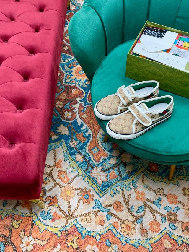 New . Gucci Tennis1977 情侣款魔术贴小乐福新款上新啦 前面推出的1977帆布鞋系列很火爆，这次推出的魔术贴小乐福鞋也是让人无法拒绝呢！Gg