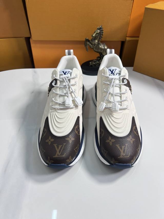 出厂价 Lv 高帮新款男士休闲鞋，全球限量款鞋面采用原版皮料logo鞋面顶级做工 ！内里垫脚:纯进口羊皮内里 系带板鞋舒适透气 奢华尊贵 ！男鞋码数：38-44