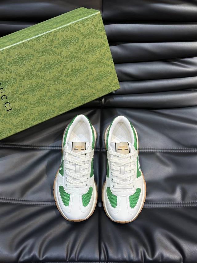 新款男鞋gucci 最新鞋出货 原单品质 时尚潮流 采用特殊材料 内里网羊皮 全新包装 脚感超舒适，做工简直无可挑剔 码数:38-45