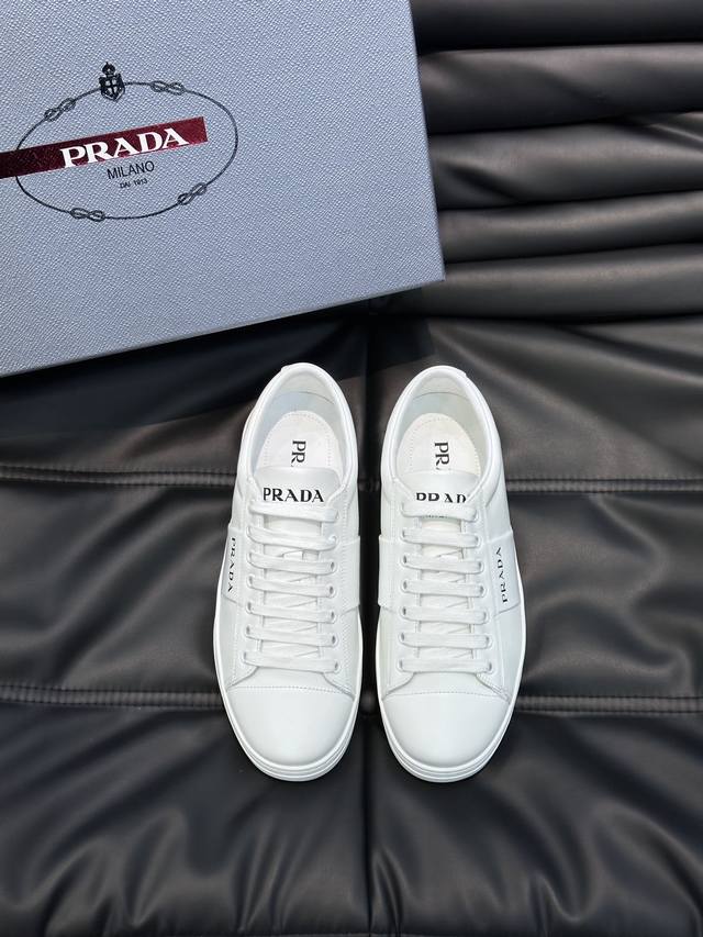 Prad* 普拉达新款高端男士休闲运动鞋，这款皮革运动鞋采用小牛皮鞋面，鞋身多角度诠释prada字母品牌徽标，品牌logo点缀鞋面一侧，无不阐释品牌格调 羊皮内