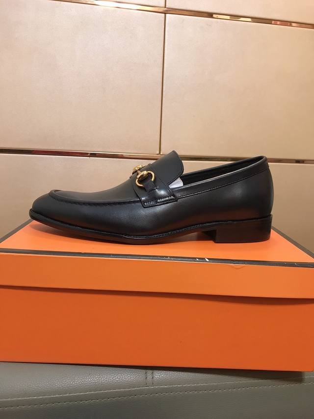 出厂价 古奇gucci 最新款男士休闲皮鞋男鞋正裝鞋休闲时尚男鞋，爆款版型简洁大气，潮男专属，时尚又大方，鞋面选用牛皮，真皮里，指定耐磨大底，经典款实物拍摄38