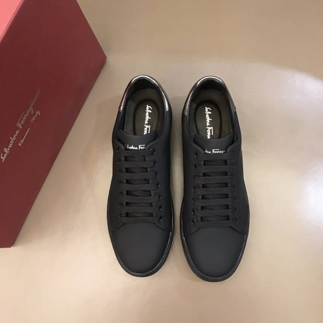 F新品男士低帮绑带休闲鞋，以柔软牛皮材质制成,采用轻质原版大底，鞋面侧面激光镂空logo装饰，简约风格，整双鞋款呈现都市运动风尚，上脚超级柔软舒适！Size：3