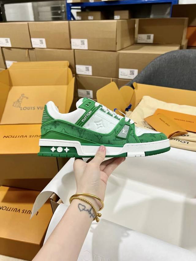 情侣码#东莞顶级代购版本 Lv Trainer 情侣限定系列休闲运动篮球鞋颜值担当 上脚帅炸，每个颜色都是巨巨巨好看！潮人必备单品原版订制压纹粒面小牛皮 非市面