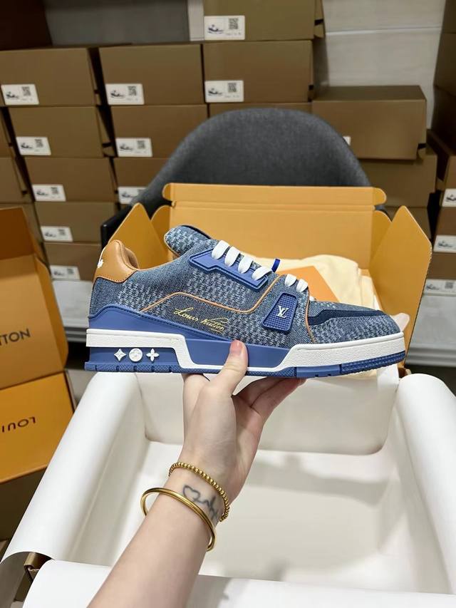 顶级版本原版复刻lv Trainer 运动鞋是路易威登艺术总监virgil Abloh对复古篮球鞋的解读，印花完美对称由不同色调打造外底饰有monogram花卉