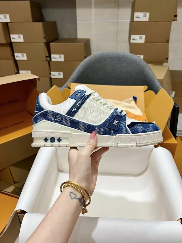 顶级版本原版复刻lv Trainer 运动鞋是路易威登艺术总监virgil Abloh对复古篮球鞋的解读，印花完美对称由不同色调打造外底饰有monogram花卉