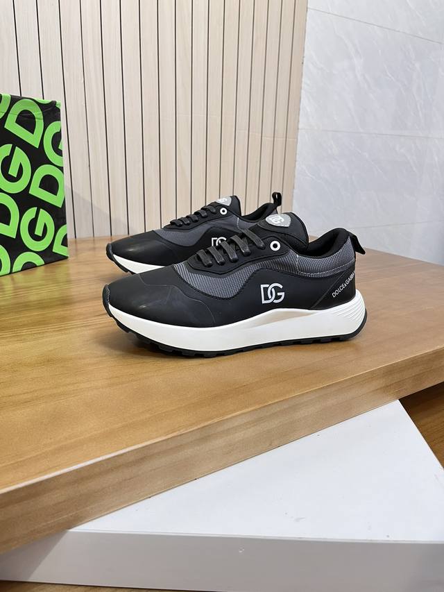 价:商品商标：Dg 杜嘉班纳 低帮运动鞋正码码数: 38-44 可订做45.46商品材料：鞋面进口牛皮拼接原版布料，透气内里，原版大底编 号：803