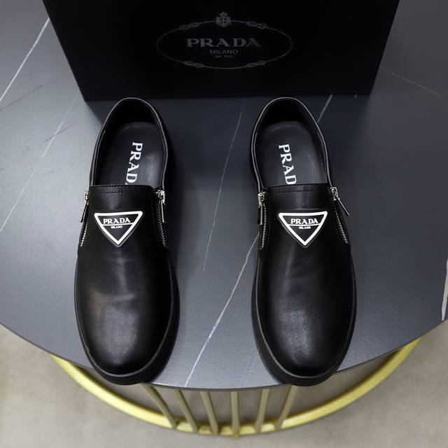 商品商标:Prada 普拉达 休闲鞋正码码数:38-44 45定制商品材料:原版头层牛皮，羊皮内里原版耐磨柔软大底，休闲运动版 年轻时尚 欧美潮流 英伦风格