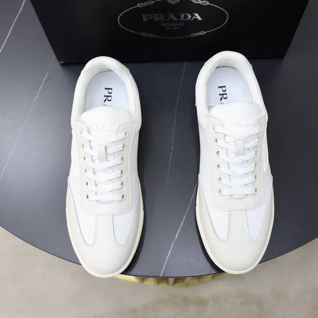 商品商标:Prada 普拉达 休闲鞋正码码数:38-44 45定制商品材料:原版牛皮拼接布料，羊皮内里原版发泡耐磨柔软大底，休闲运动版 年轻时尚 欧美潮流 英伦