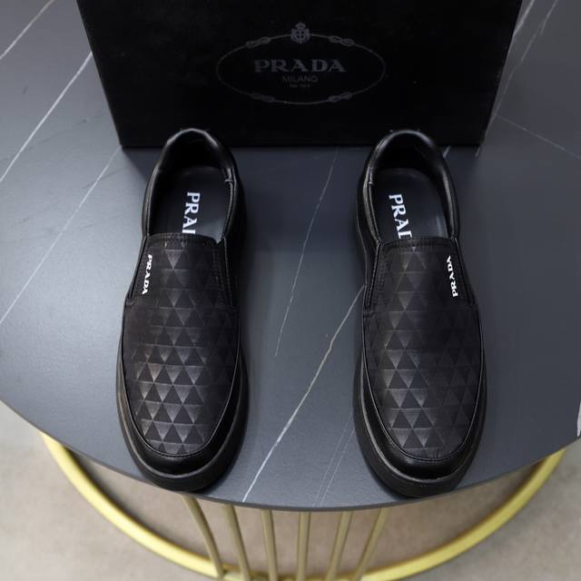 商品商标:Prada 普拉达正码码数:38-44 45定制商品材料: P家原版品牌布匹 搭配柔软羊皮内里 原版防滑耐磨橡胶轻便大底，男士年轻时尚 欧美潮流 英伦