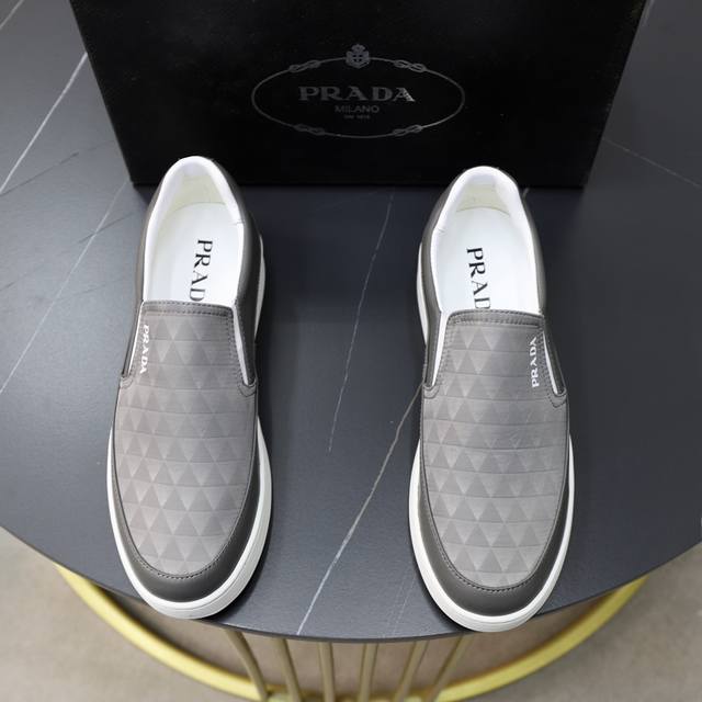 商品商标:Prada 普拉达正码码数:38-44 45定制商品材料: P家原版品牌布匹 搭配柔软羊皮内里 原版防滑耐磨橡胶轻便大底，男士年轻时尚 欧美潮流 英伦