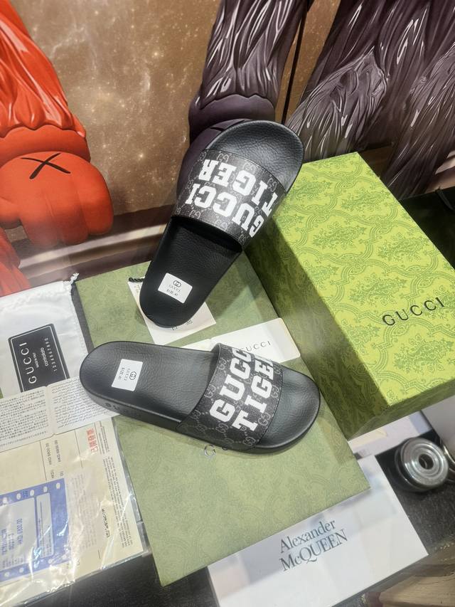 家高端男士夏季拖鞋，鞋面材质头层牛皮压印品牌logo，私模大底，细节完美，尽显大牌风范，休闲宽松舒适型，高品质精品，夏季必入哦！Size：男38-47 女35－