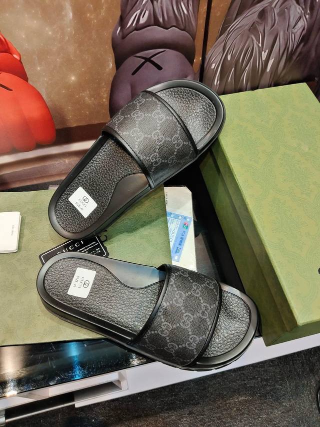 家高端男士夏季拖鞋，鞋面材质头层牛皮压印品牌logo，私模大底，细节完美，尽显大牌风范，休闲宽松舒适型，高品质精品，夏季必入哦！Size：男40-46D