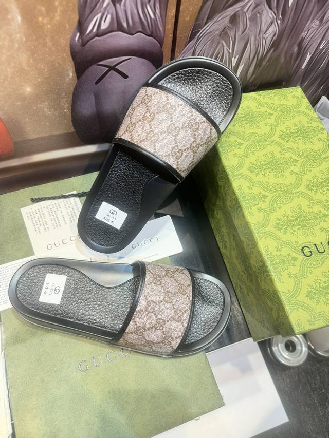 家高端男士夏季拖鞋，鞋面材质头层牛皮压印品牌logo，私模大底，细节完美，尽显大牌风范，休闲宽松舒适型，高品质精品，夏季必入哦！Size：男40-46D