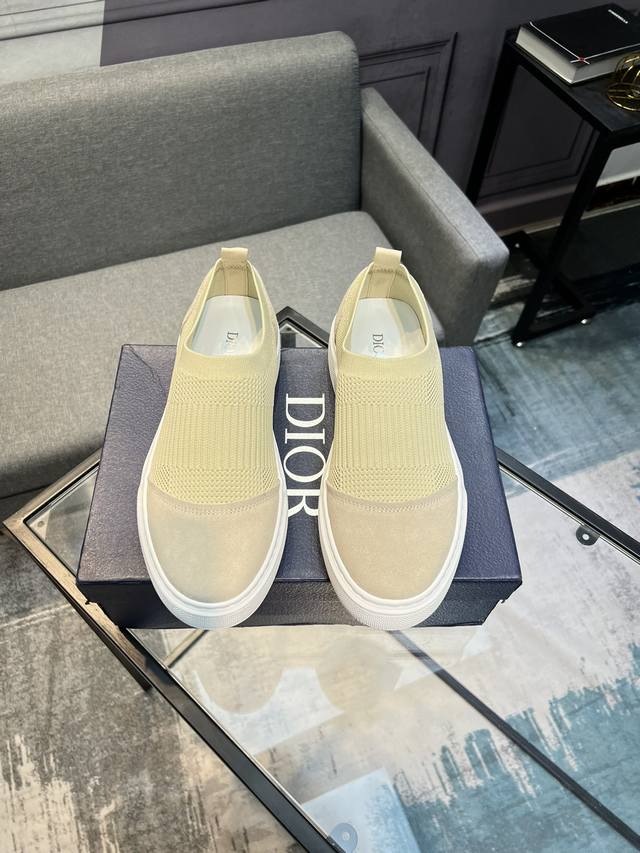 最新dior，采用进口顶级飞织面拼接牛反绒透气内裡，穿着舒适，轻便，原版楦头开模，官网1：1，私模大底，防滑，颜色，3可选，码数38一44 45可订
