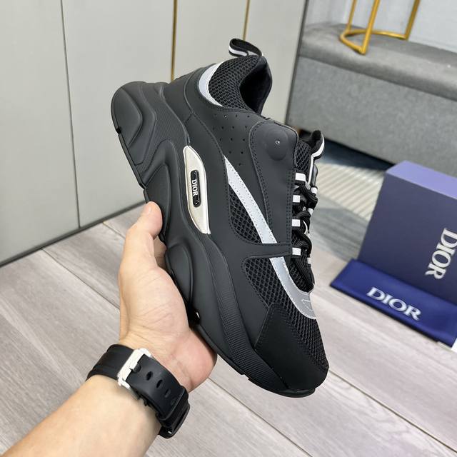 迪奥最新休闲运动鞋 情侣装时尚爆款， 版型简洁大气， 面料采用进口牛皮配原版网布，舒适透气网布内里，原版耐磨橡胶大底，独家新款，实物拍摄，多色可选，码数：35-