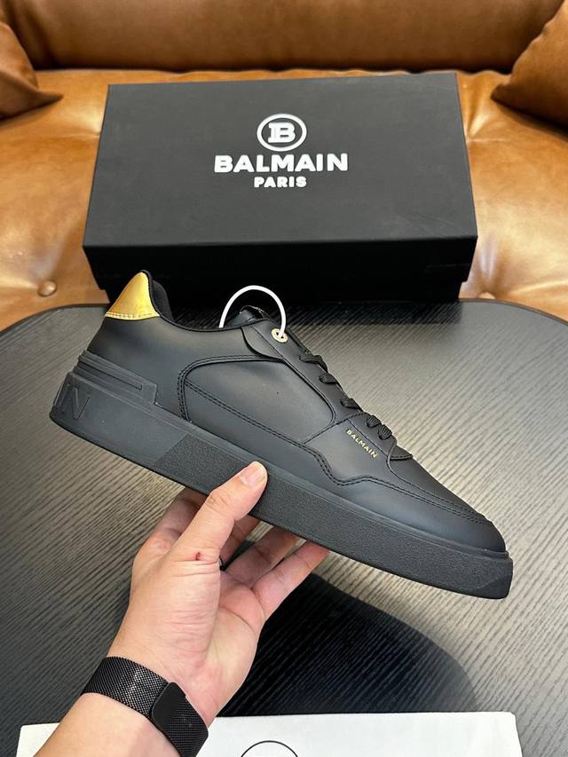 Balmain巴尔曼b-Skate运动鞋B-Skate 多材质拼接撞色运动鞋 ，鞋面饰有黑色鞋带，皮革拼接鞋舌点缀 Balmain 徽标， Tpu 鞋底饰有同色