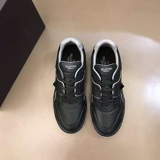 Valentin* Garavani One Stud 低帮小牛皮运动鞋- 半哑光工艺效果处理超大铆钉细节- 鞋跟和鞋舌装饰 Valentin* Garavan