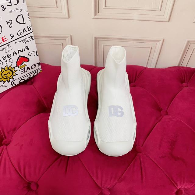 工厂价： 高端版本 高质量 品牌大底dolce & Gabbana 新款 顶级版本 高端质量 绿色盒包装 品牌大底 独家精工定制上市 品牌字母工艺点缀绝美奢华闪