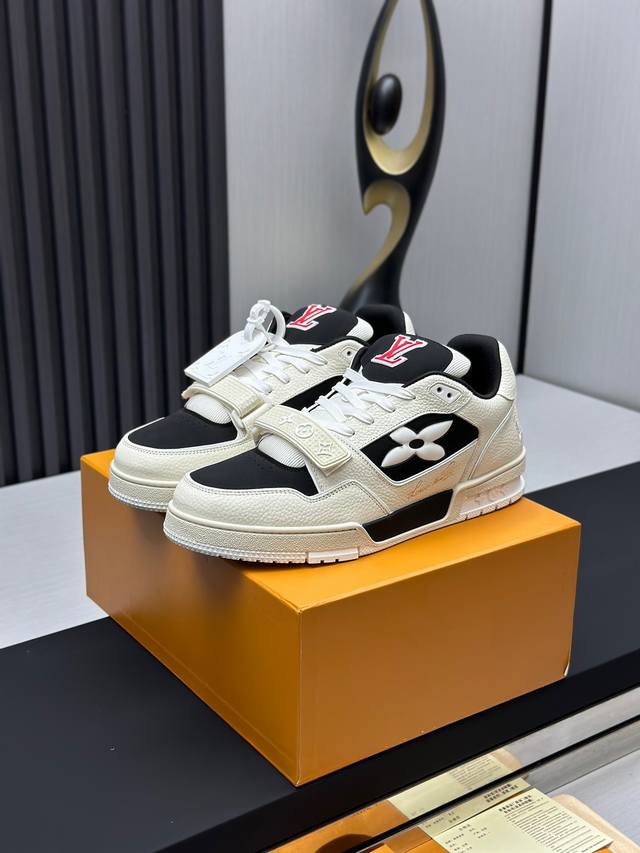 Lv-路易-威登 Pk市场一切版本 情侣款走秀新款 篮球板鞋 代购品质原版1：1开发复刻！！上脚非常舒适 做工精细鞋面由意大利进口小牛皮拼接，侧边饰有品牌log