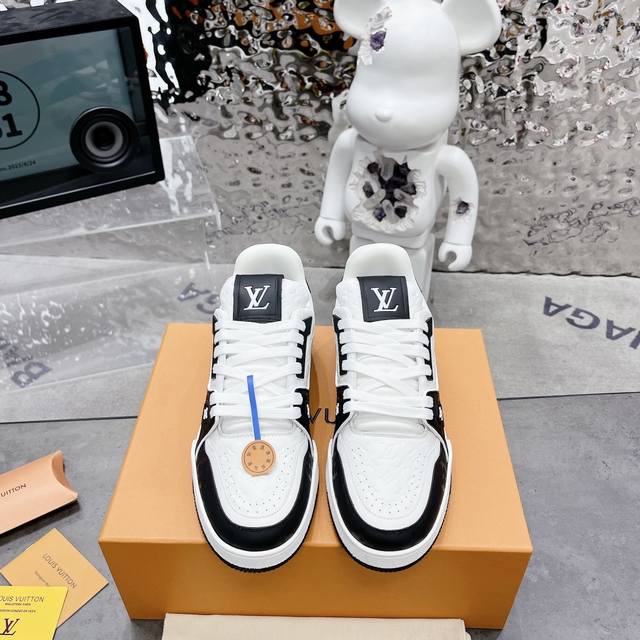 Lv-路易-威登 Pk市场一切版本 情侣款走秀新款 篮球板鞋 代购品质原版1：1开发复刻！！上脚非常舒适 做工精细鞋面由意大利进口小牛皮拼接，侧边饰有品牌log