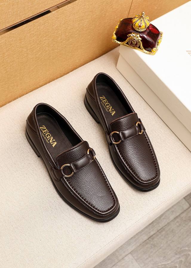 商品商标：Zegna 杰尼亚 休闲皮鞋正码码数: 38-44 45订制商品材料：精选 头层荔枝纹牛皮鞋面+奢华五金扣，进口牛皮内里 强烈立体视觉效果，橡胶大底颜