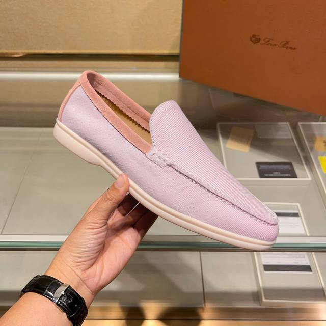工厂价 得loro Piana 2025新款莫卡辛鞋采用防泼水处理绒面革牛仔鞋面，搭配橡胶鞋底，经典之作 繁复的匠艺工序、精心考究的结构，令鞋款轻盈而柔软，让您