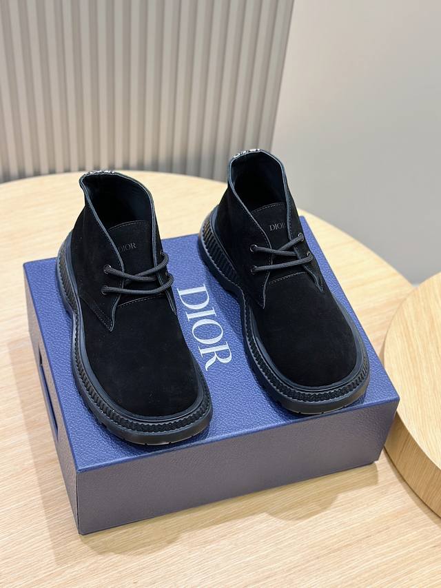 Dior 迪奥 最新男款系带高帮靴这款及裸靴彰显现代时尚的外观，磨砂牛皮面、牛皮材质鞋面置于复合凹凸橡胶鞋底上，鞋跟裁片和侧面采用logo标志装饰，这款别致的靴