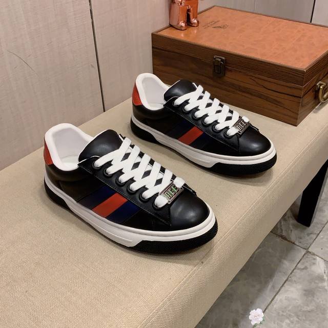 新款: 厂价: 古奇gucci* 最新爆款休闲鞋，顶端品牌奢侈～代购，顶级～质量 鞋面選用进口透气牛皮搭配材质透气羊皮里 精细做工 原版个性时尚柔软橡膠耐磨防滑