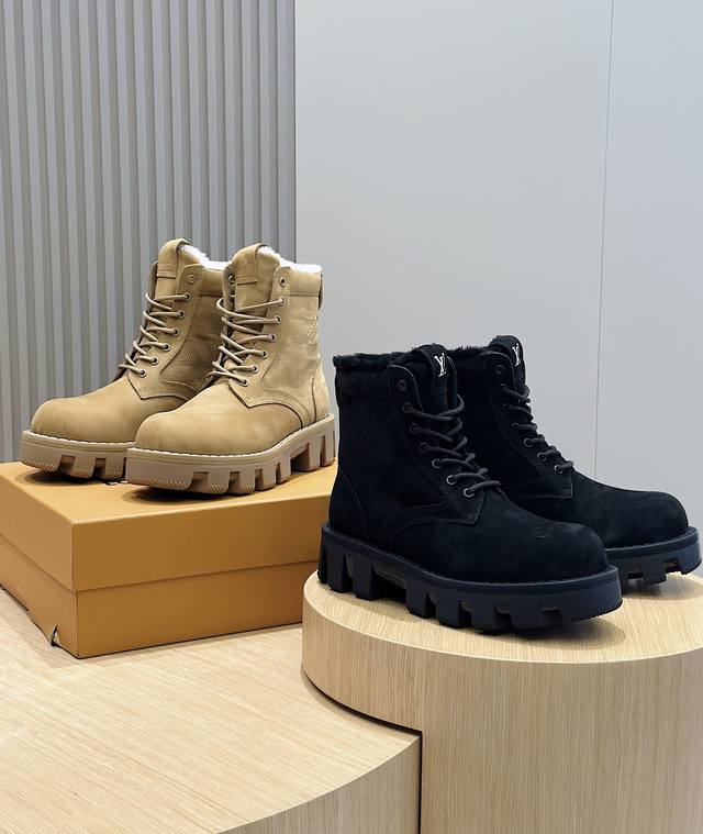 工厂价L家 Checker男士平底靴本款 Lv Checker 平底靴以正绒面牛皮革搭配舒暖羊毛皮内衬，以崭新风姿迈入冬季视野 鞋面局部压印 Damier 图案