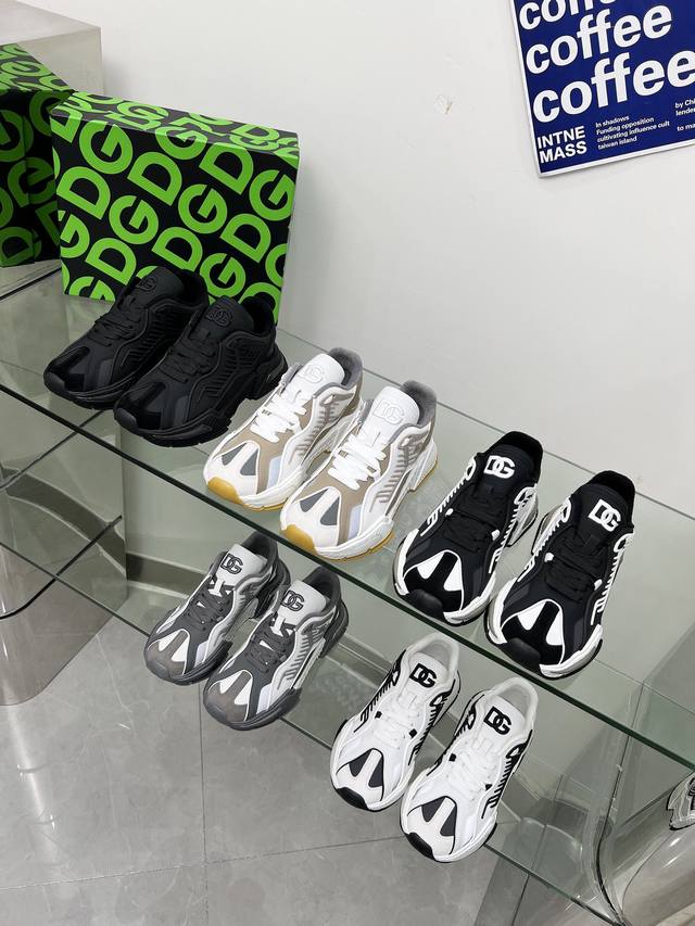 工厂价： 高端版本高质量原单品质D0Lce & Gabbana今年的主打款式 没有之一 超火超帅气的休闲鞋此款传承了d家一贯有点浮夸而不失时尚的风格 精湛的做工