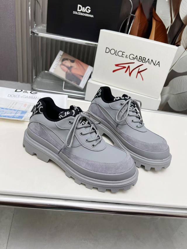 Dg*杜嘉班纳 Size:39-46码 45.46定制不退换Dg 杜嘉班纳 顶级重磅推出2024最新力作秋冬款d&G 厚底德比休闲大头鞋火爆上线，顶级的私人独家