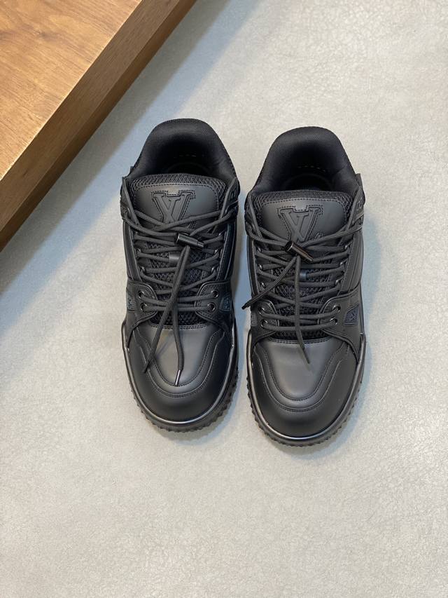 Lv Trainer Maxi运动鞋出货本款 Lv Trainer Maxi 运动鞋取材柔软牛皮革，以大号廓型和凸纹外底重绎原版 Lv Trainer 运动鞋设