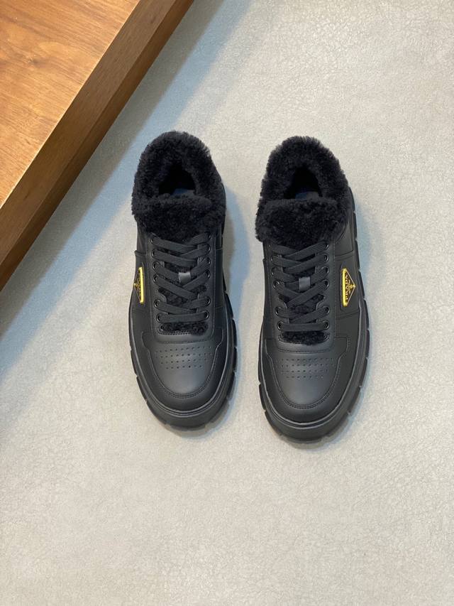 Prada 普拉达 秋冬季皮里男士系带运动鞋莞产顶级猛货 进口纳帕牛皮鞋面凸起层次设计感 轻盈透气 柔软舒适 小牛皮真皮包边装饰 颇具与众不同的运动风范 真皮鞋