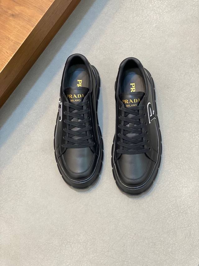 Prada 普拉达 男士新款运动休闲鞋，这款运动鞋鞋面采用进口小牛皮拼接，外侧饰以p家经典金属三角珐琅徽标，内里网布，垫脚牛皮，大底采用防滑运动专属带logo橡
