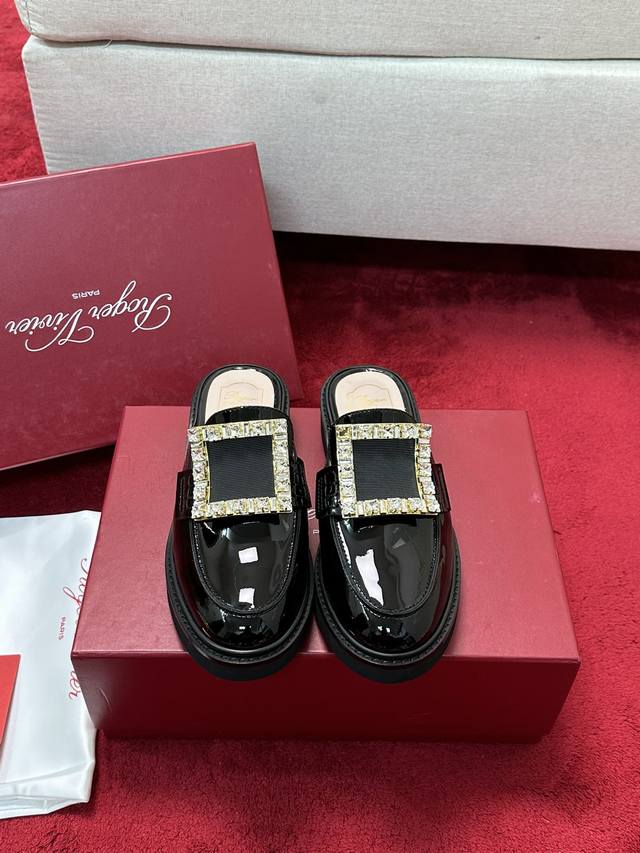 顶级版本代购级roger Vivier Fw25 Rv2025春夏新款钻扣穆勒拖鞋经典鞋型，经典水晶方扣，厚底增高效果满分超级好搭配的夏季单品可甜可飒～经典又好
